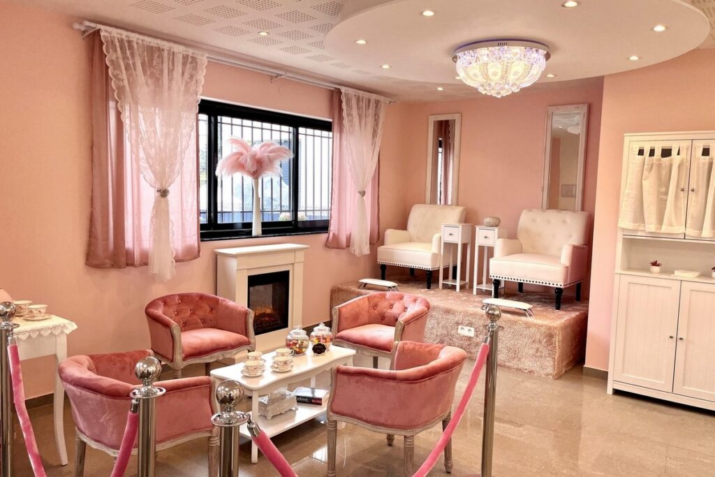 Salon d’accueil chaleureux La Petite Coquetterie à Wittenheim avec fauteuils roses et ambiance cocooning