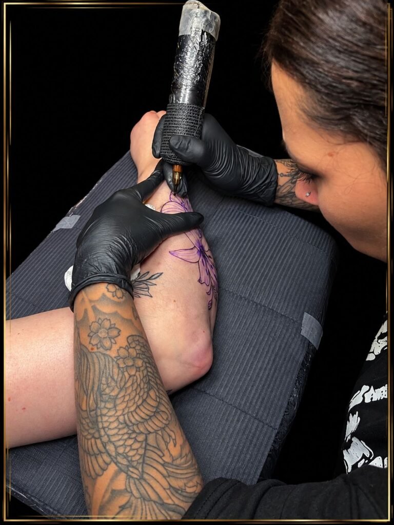 Tiphaine, tatoueuse chez LPC Ink, réalisant un tatouage